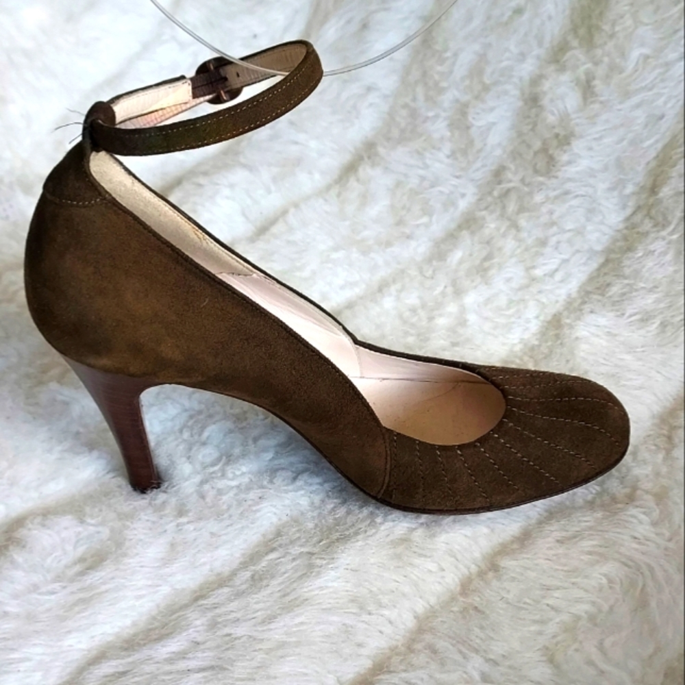 Marc Jacob's size 5.5 olive green sued heels